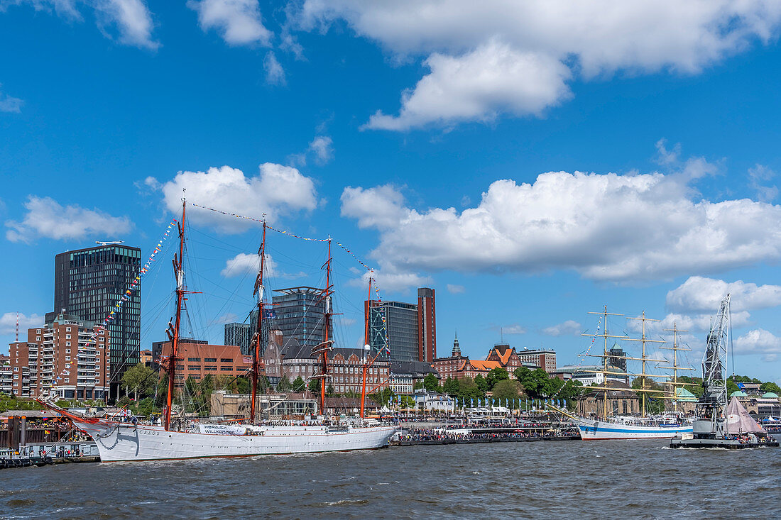 Segelschiffe vor den Landungsbrücken im Hafen von Hamburg, Norddeutschland, Deutschland