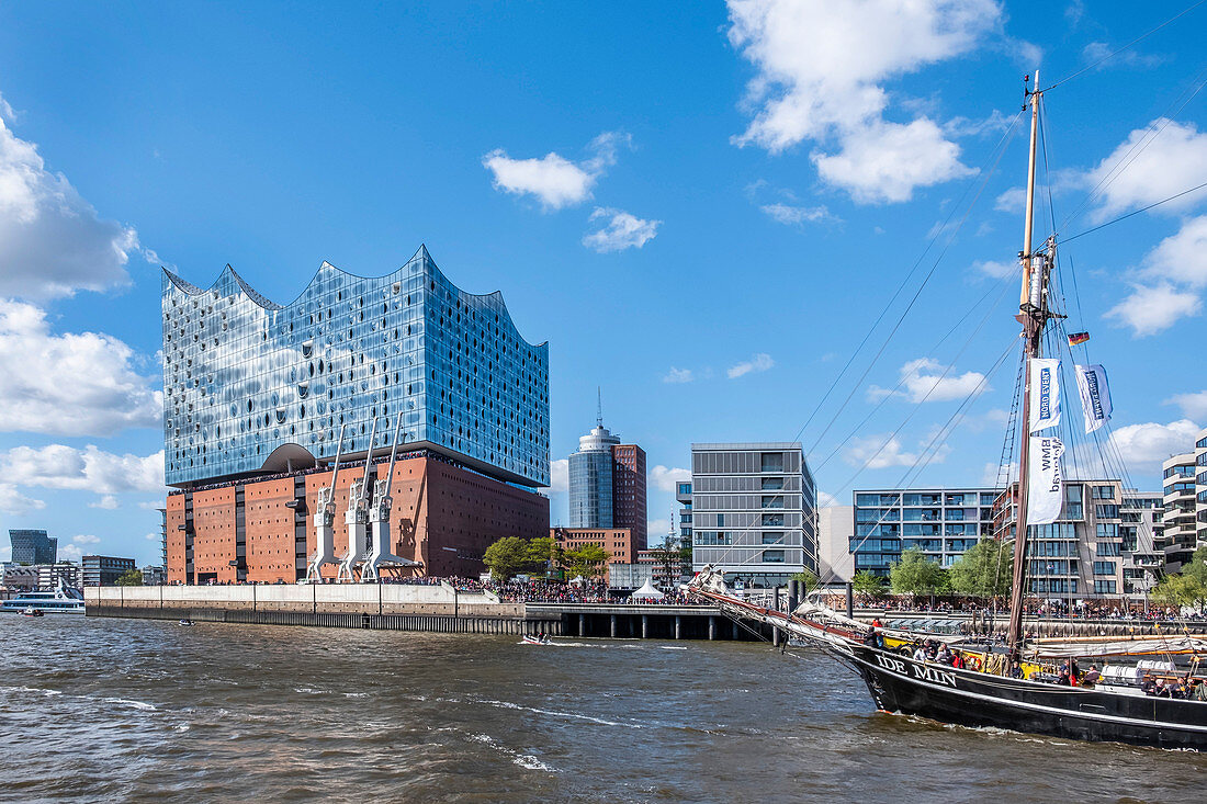 Blick vom Wasser auf die Elbphilharmonie und die Hafencity in Hamburg, Norddeutschland, Deutschland