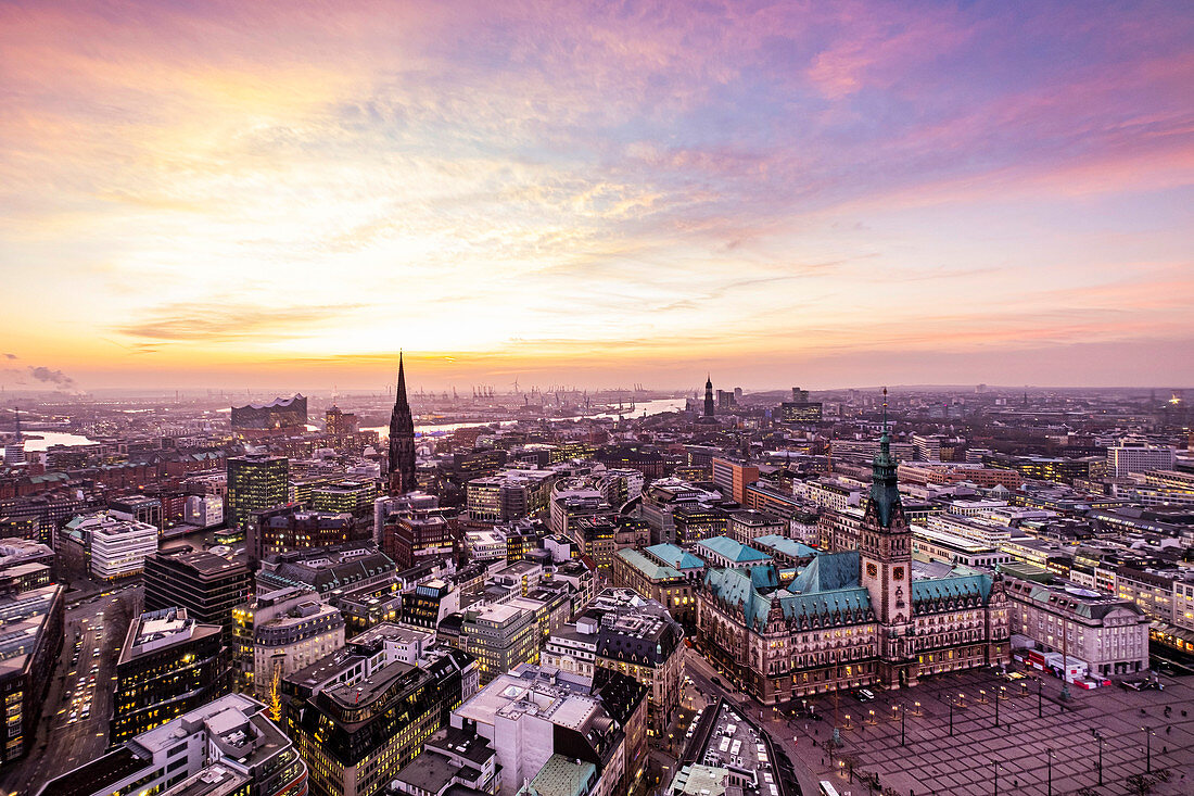 Panoramablick auf Hamburg mit dem Rathaus und Elbphilharmonie sowie Elbe im Hintergrund, Hamburg, Norddeutschland, Deutschland