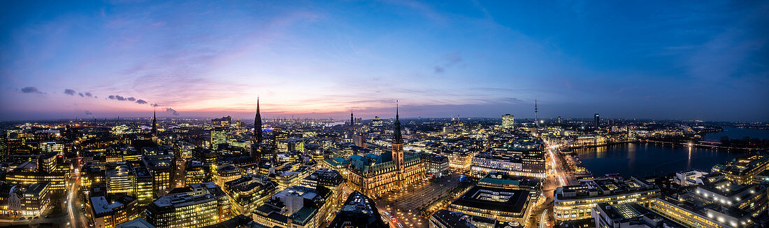 Panoramablick auf Hamburg zur blauen Stunde mit Elbphilharmonie dem Mahnmal St. Nikolai dem Rathaus sowie Binnen und Aussenalster, Hamburg, Norddeutschland, Deutschland
