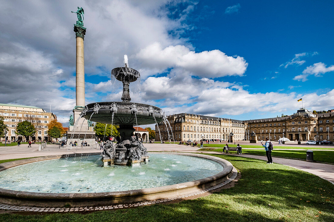 Schlossbrunnen am Schlossplatz mit Neuem Schloss im Hintergrund, Stuttgart, Baden-Württemberg, Deutschland