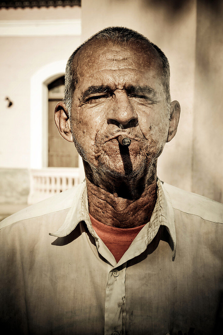 Mann mit Zigarre in den Straßen von Havanna, Kuba