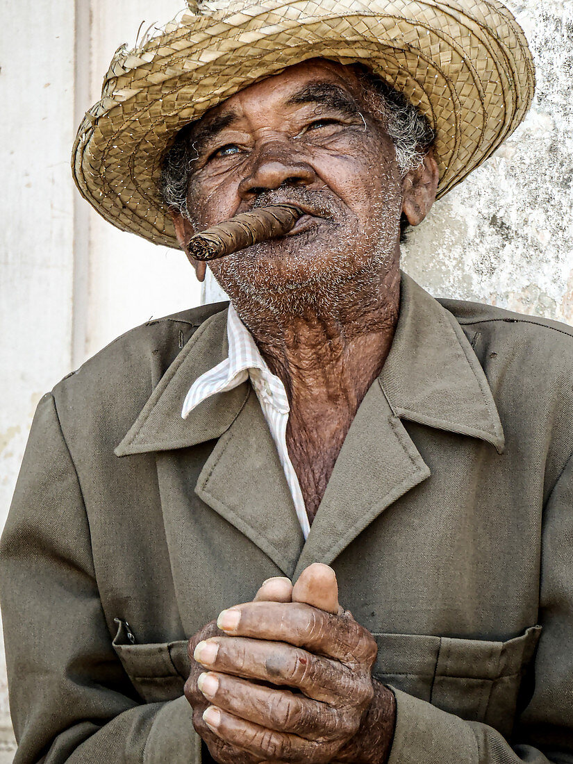 Portrait von einem alten Mann mit Zigarre und Strohhut. Vinales. Kuba
