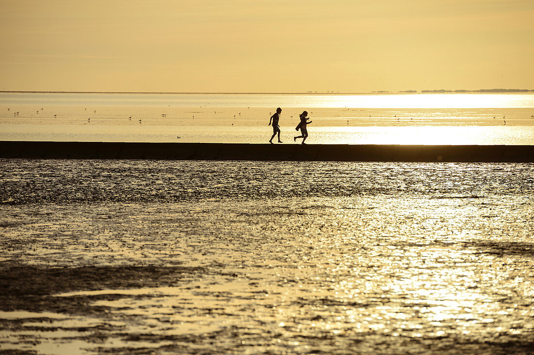Zwei Kinder spielen am Strand. Deutschland, Ostfriesland, Norden, Nordsee