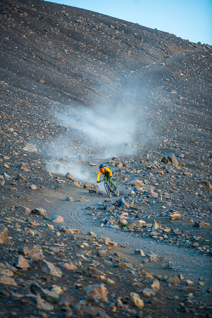 Mountainbiker sportlich unterwegs in der Gegend von Vulkan Myvatn, Island