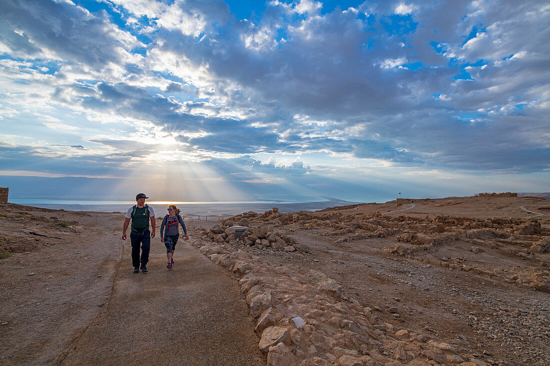 Zwei Wanderer unterwegs im Nationalpark Masada, Israel