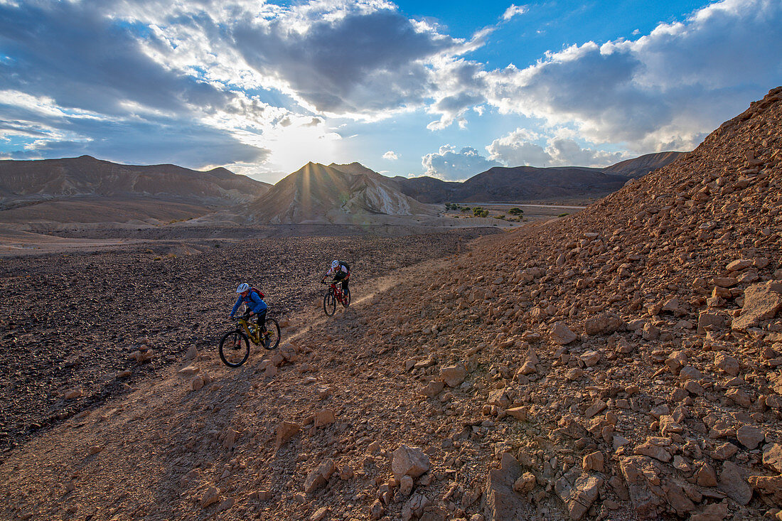 Mountainbiker unterwegs in der felsigen Wüste Negev, Ramon-Krater, Israel