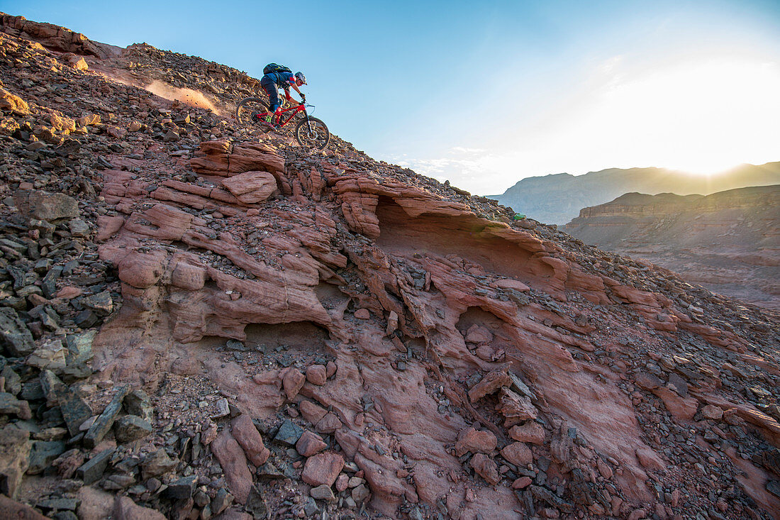 Mountainbiker unterwegs in der felsigen Wüste Negev, Israel