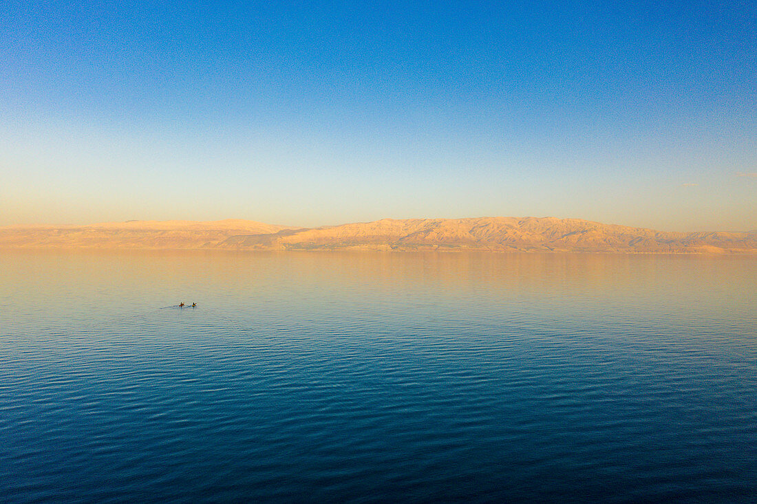 Zwei Kajakfahrer alleine auf dem Toten Meer, Israel