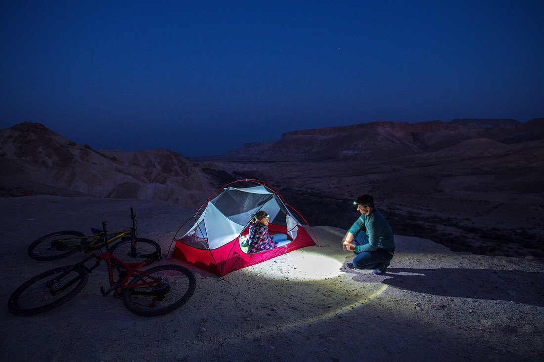 Zwei Mountainbiker übernachten im Zelt, Wüste Negev, Israel