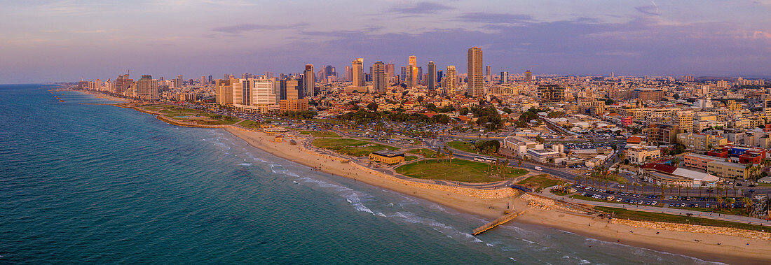 Panoramablick auf die Stadt Tel Aviv in der Abendsonne, Israel, Naher Osten