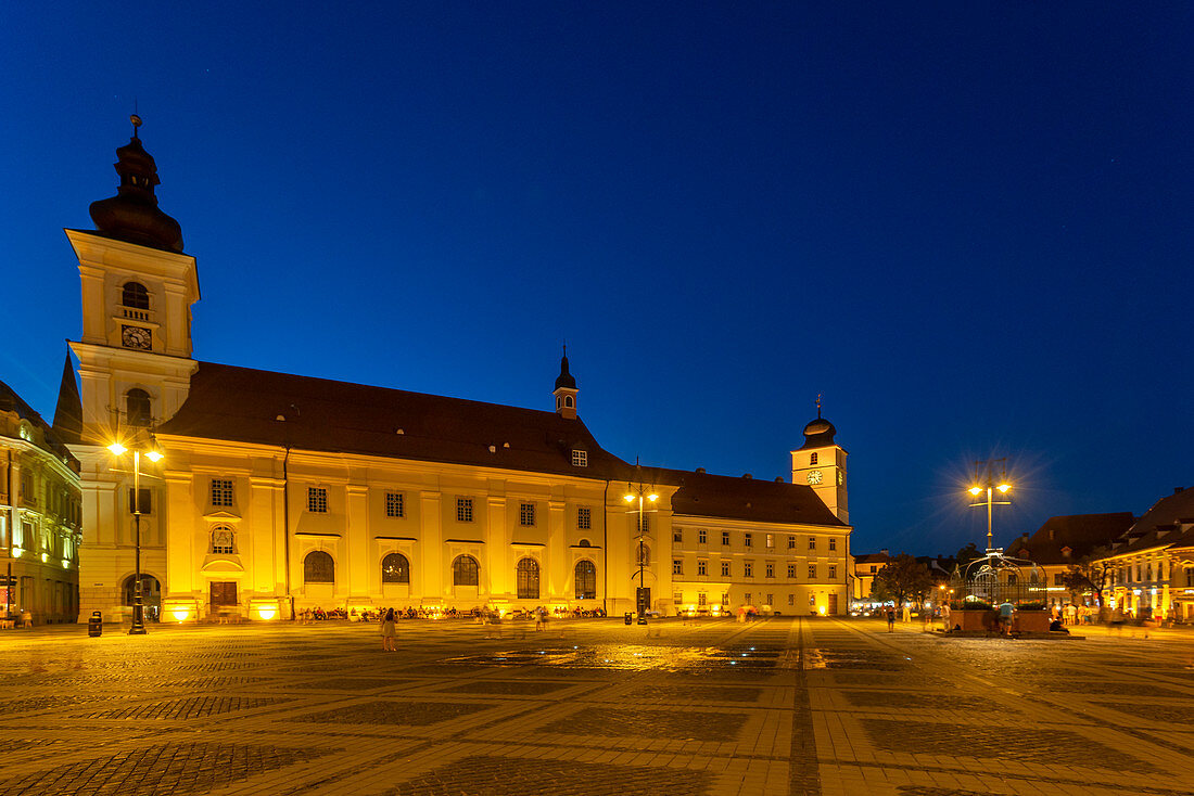 Piata Mare mit Römische-Katholische Stadtpfarrkirche und Rathausturm bei Sonnenuntergang, Sibiu, Transsylvanien, Rumänien