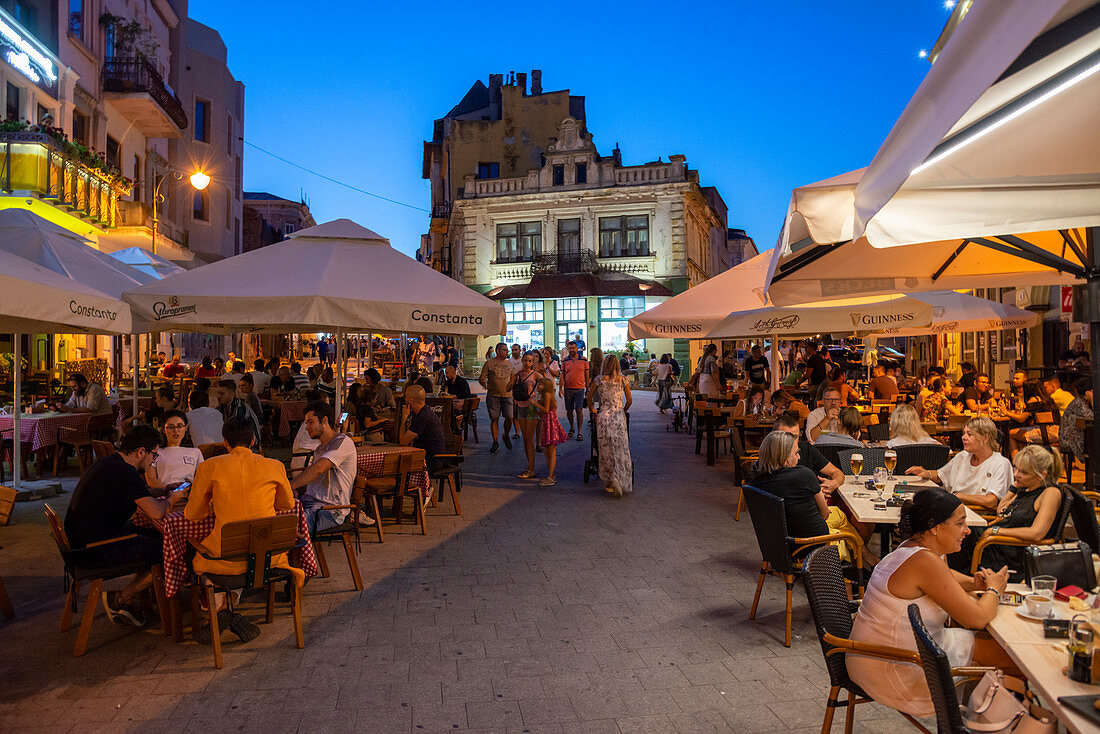 Restaurants in der Strada Mircea cel Bătrân in der Altstadt von Constanta am Abend, Dobrudscha, Schwarzmeerküste, Rumänien