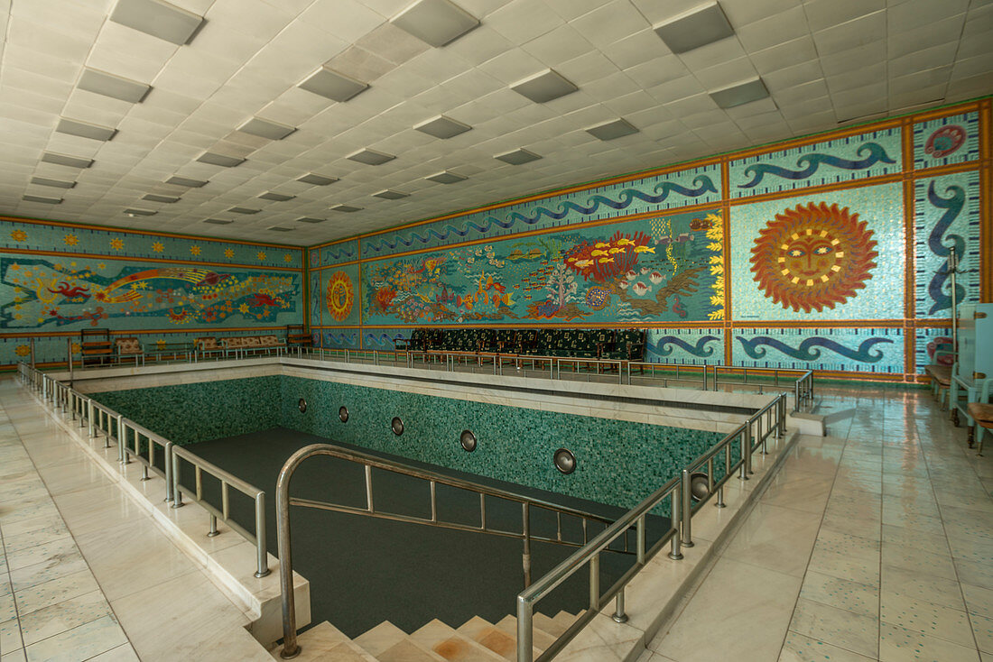 Swimming Pool im Primavera Palast, ehemaliger Palast von Nicolae Ceausescu, Bukarest, Walachei, Rumänien