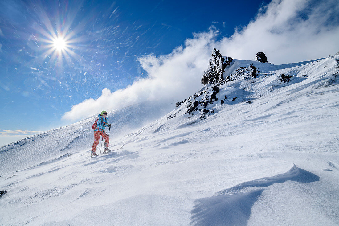 Frau auf Skitour steigt durch Sturm zum Ätna auf, UNESCO Welterbe Monte Etna, Ätna, Sizilien, Italien