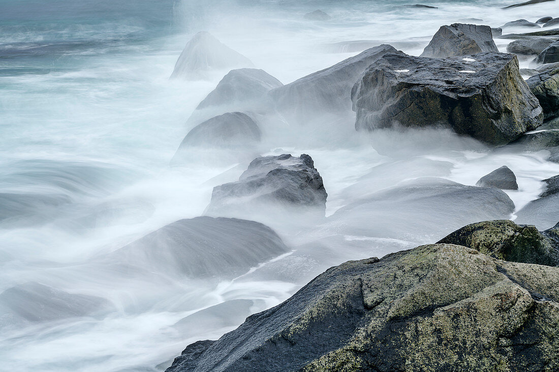 Meeresbrandung spült über Felsen, Lofoten, Nordland, Norwegen