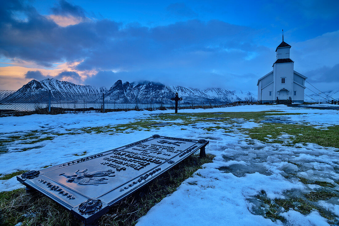 Kirche von Gimsoy mit Grabplatte im Vordergrund, Gimsoy, Lofoten, Nordland, Norwegen