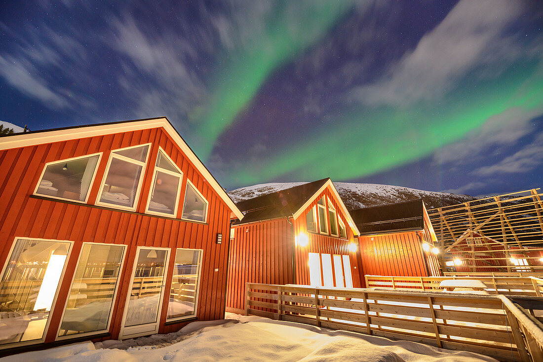 Beleuchtete rote norwegische Häuser mit Polarlicht, Nordlicht, Lofoten, Nordland, Norwegen
