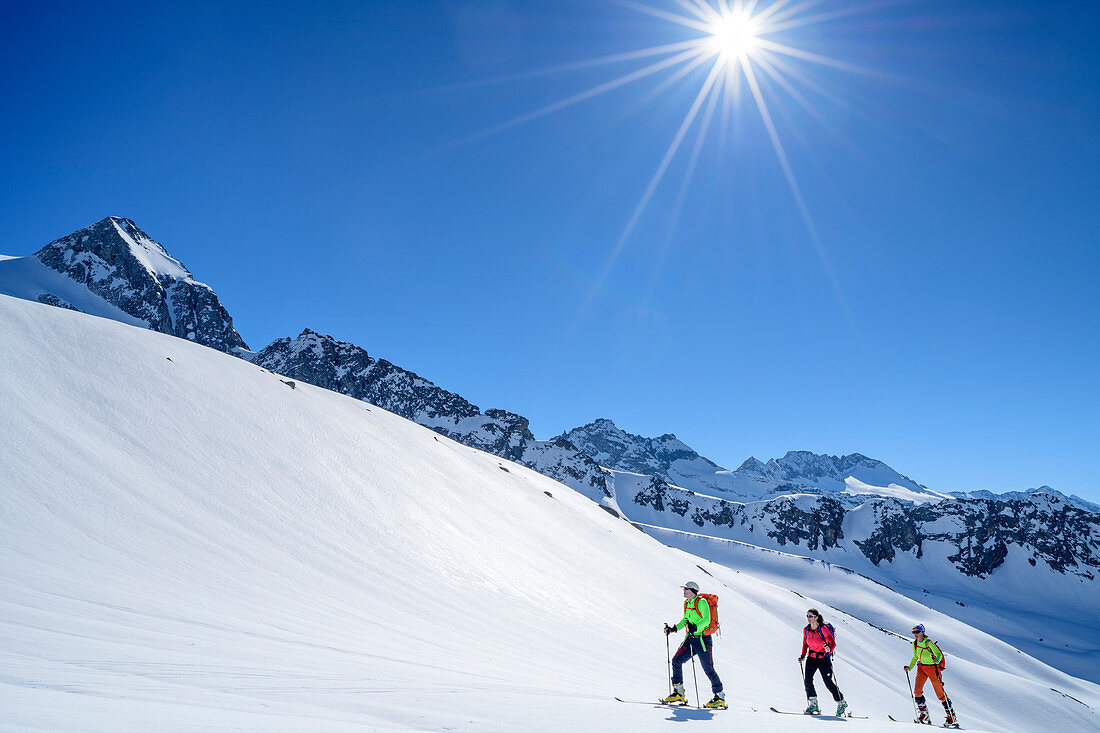 Drei Personen auf Skitour steigen zur Schneekarspitze auf, Schneekarspitze, Zillertaler Alpen, Zillertal, Tirol, Österreich