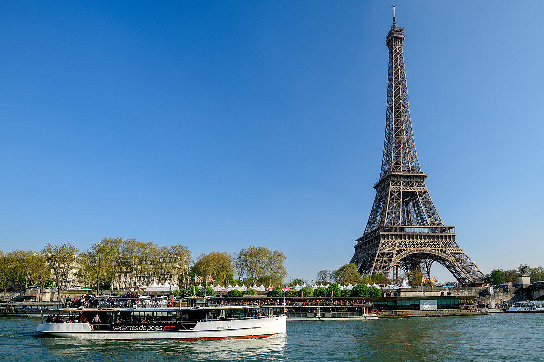 Schiff fährt auf der Seine, Eiffelturm im Hintergrund, UNESCO Welterbe Seine-Ufer, Paris, Frankreich