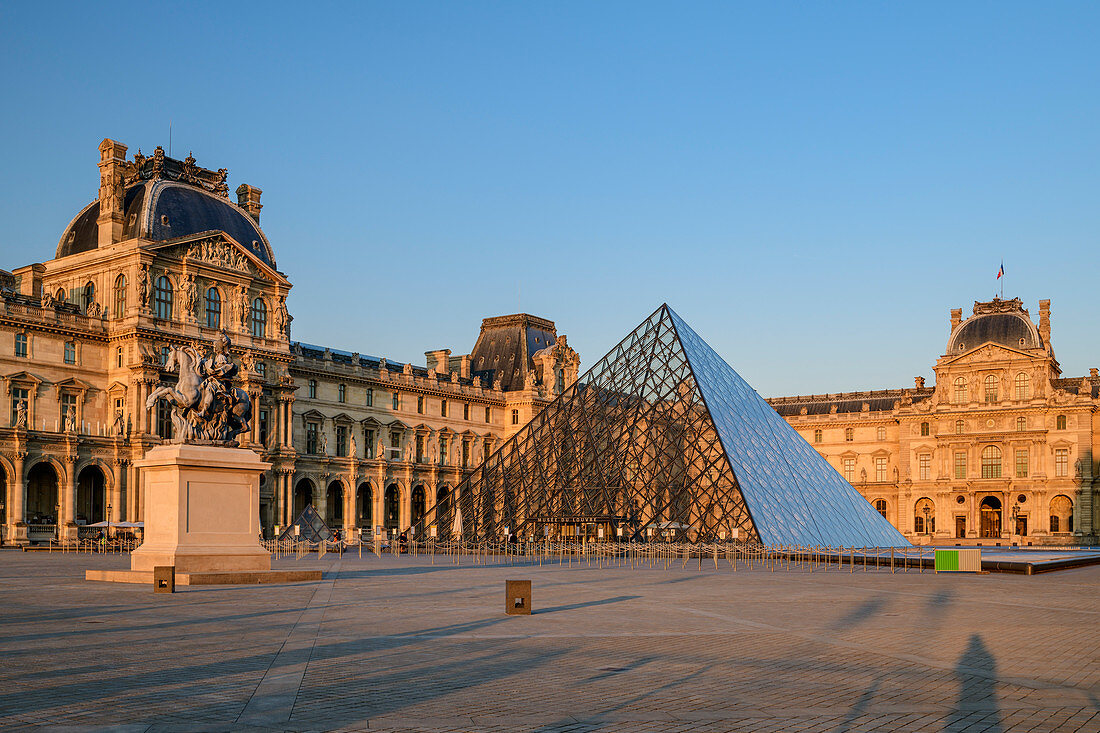 Louvre with entrance pyramid, architect: Ieoh Ming Pei, Louvre, UNESCO World Heritage Seine bank, Paris, France