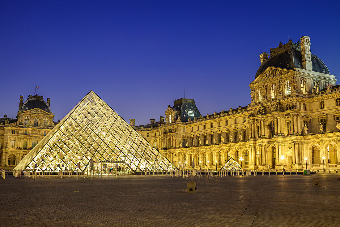 Beleuchteter Louvre mit Eingangspyramide, Architekt: Ieoh Ming Pei, Louvre, UNESCO Welterbe Seine-Ufer, Paris, Frankreich