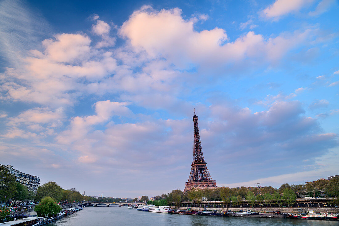 Seine, Eiffelturm im Hintergrund, UNESCO Welterbe Seine-Ufer, Paris, Frankreich