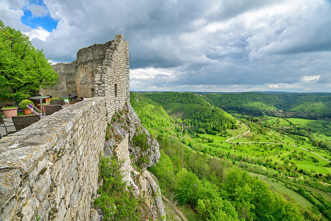 Burg Hohenneuffen mit Tiefblick ins Tal, Hohenneuffen, Albtrauf, Schwäbische Alb, Baden-Württemberg, Deutschland