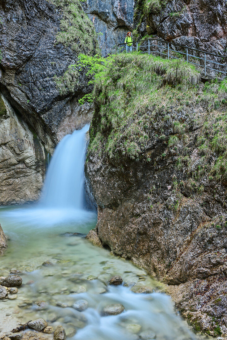 Wasserfall in der Almbachklamm, Frau im Hintergrund, Almbachklamm, Berchtesgaden, Berchtesgadener Alpen, Oberbayern, Bayern, Deutschland
