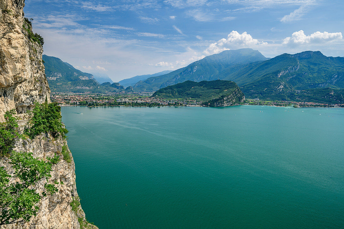 Gardasee mit Riva del Garda und Monte Stivo, von Ponale-Straße, Riva del Garda, Gardaseeberge, Trentino, Italien