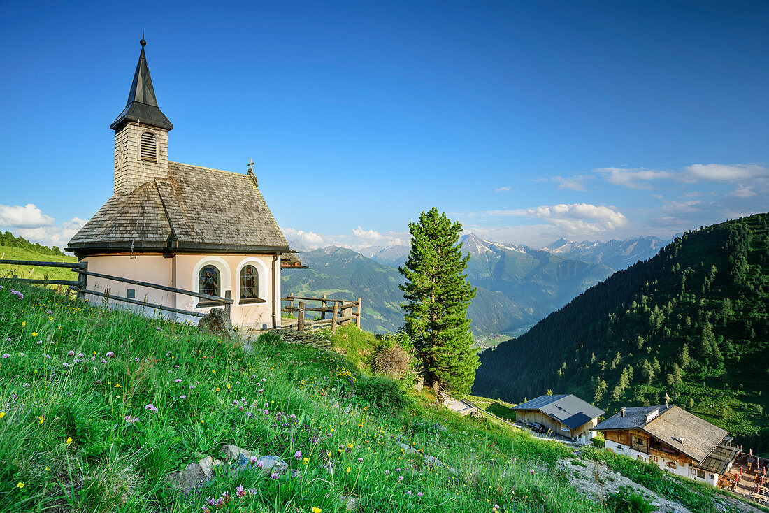 Zellberg Kapelle und Bergbauernhöfe Zellberg, Zillertaler Höhenstraße, Zillertal, Tuxer Alpen, Tirol, Österreich