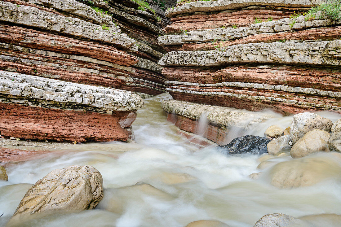 Bach fließt durch Canyon mit rot gebändertem Fels, Brent de l´Art, Belluneser Voralpen, Belluno, Venetien, Italien