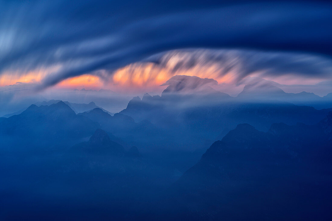 Wolken ziehen über Col Nudo und Monte Teverone, Monte Serva, Schiara, Nationalpark Belluneser Dolomiten, Dolomiten, UNESCO Welterbe Dolomiten, Venetien, Italien