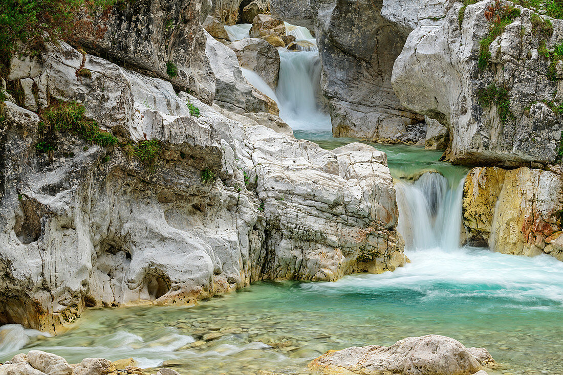 Bergbach fließt mit Wasserfällen durch helle Schlucht, Val Cimoliana, Dolomiten, UNESCO Welterbe Dolomiten, Venetien, Italien