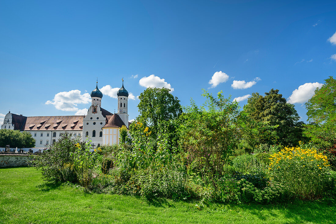 Klostergarten mit Kloster Benediktbeuern, Benediktbeuern, Oberbayern, Bayern, Deutschland