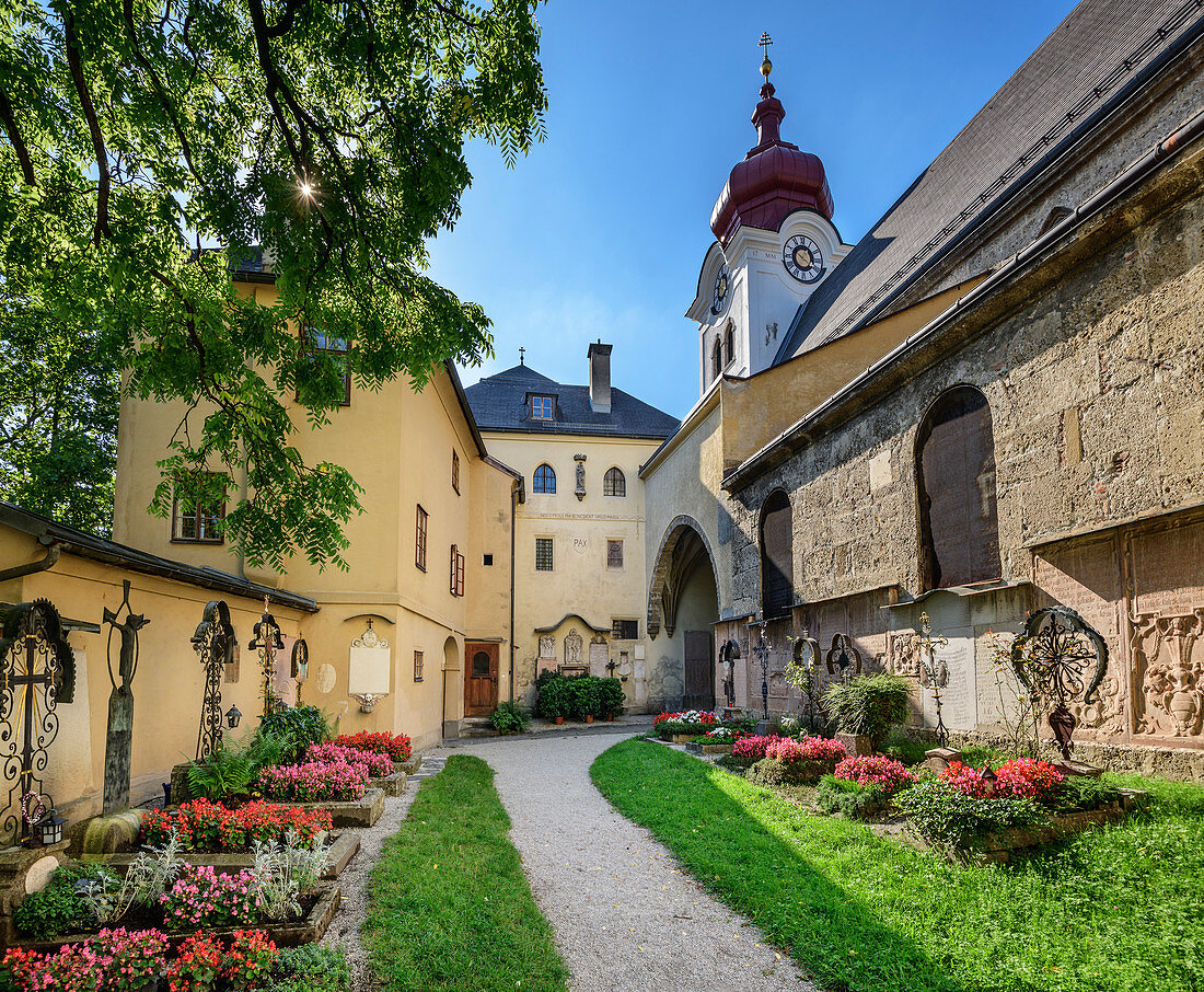 Grabkreuze im Friedhof von Stift Nonnberg, Stift Nonnberg, Salzburg, Österreich