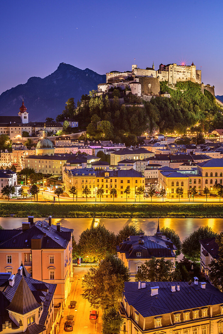 Beleuchtete Altstadt von Salzburg mit Stift Nonnberg und Hohensalzburg über Salzach mit Hoher Göll im Hintergrund, Salzburg, Österreich