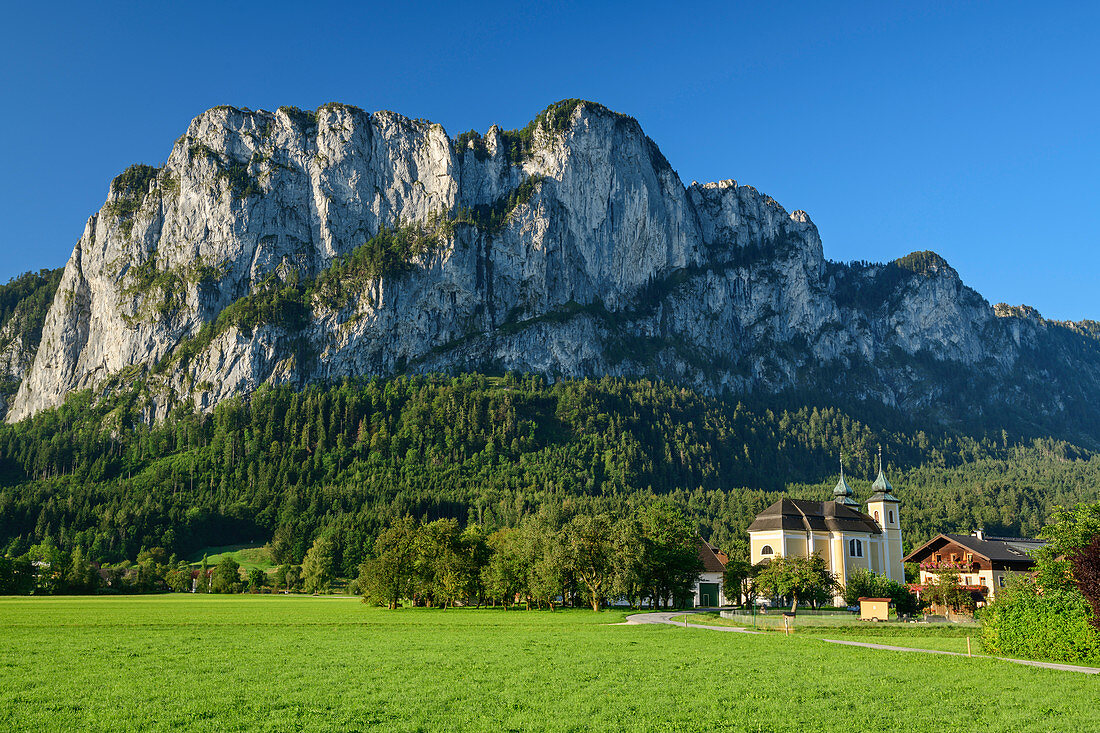 St. Lorenz Church stands in front of Drachenwand, St. Lorenz, Mondsee, Salzkammergut, Salzburg, Austria