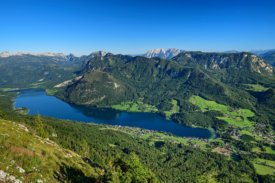 Deep view of Grundlsee, Totes Gebirge and Dachstein in the background, Trisslwand, Salzkammergut, Salzburg, Austria