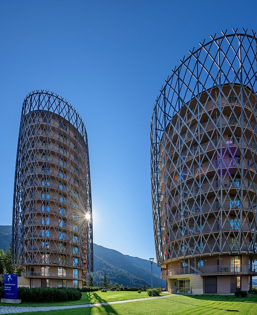 Zwei Hochhäuser Hotelturm Falkensteiner Hotel, Architekt Matteo Thun, Katschberg, Kärnten, Österreich 