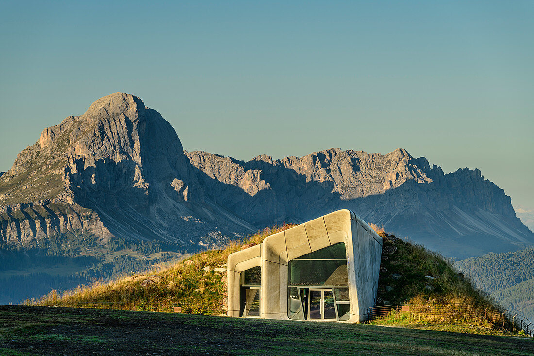 Messner Mountain Museum Kronplatz mit Peitlerkofel, Corones, Architektin Zaha Hadid, Kronplatz, Pustertal, Dolomiten, Südtirol, Italien