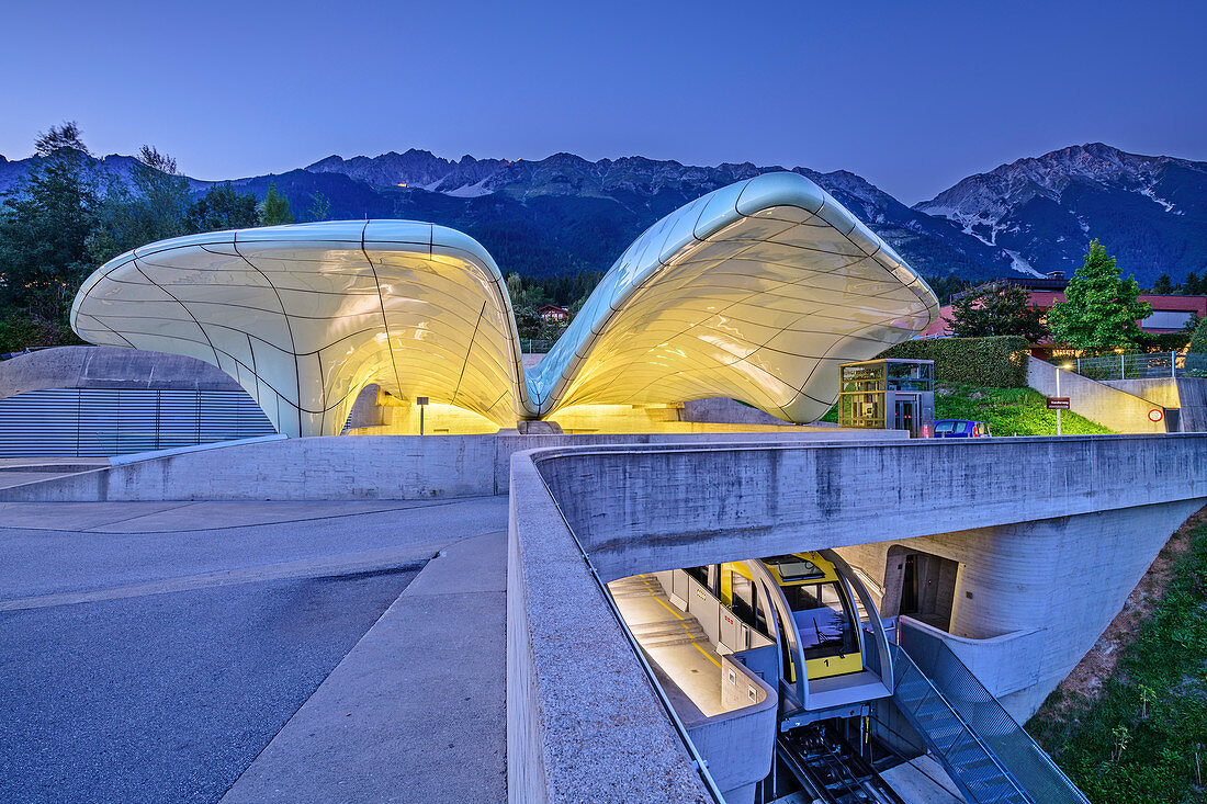 Beleuchtete Bergstation Hungerburg mit Karwendel im Hintergrund, Architektin Zaha Hadid, Hungerburgbahn, Hungerburg, Innsbruck, Tirol, Österreich