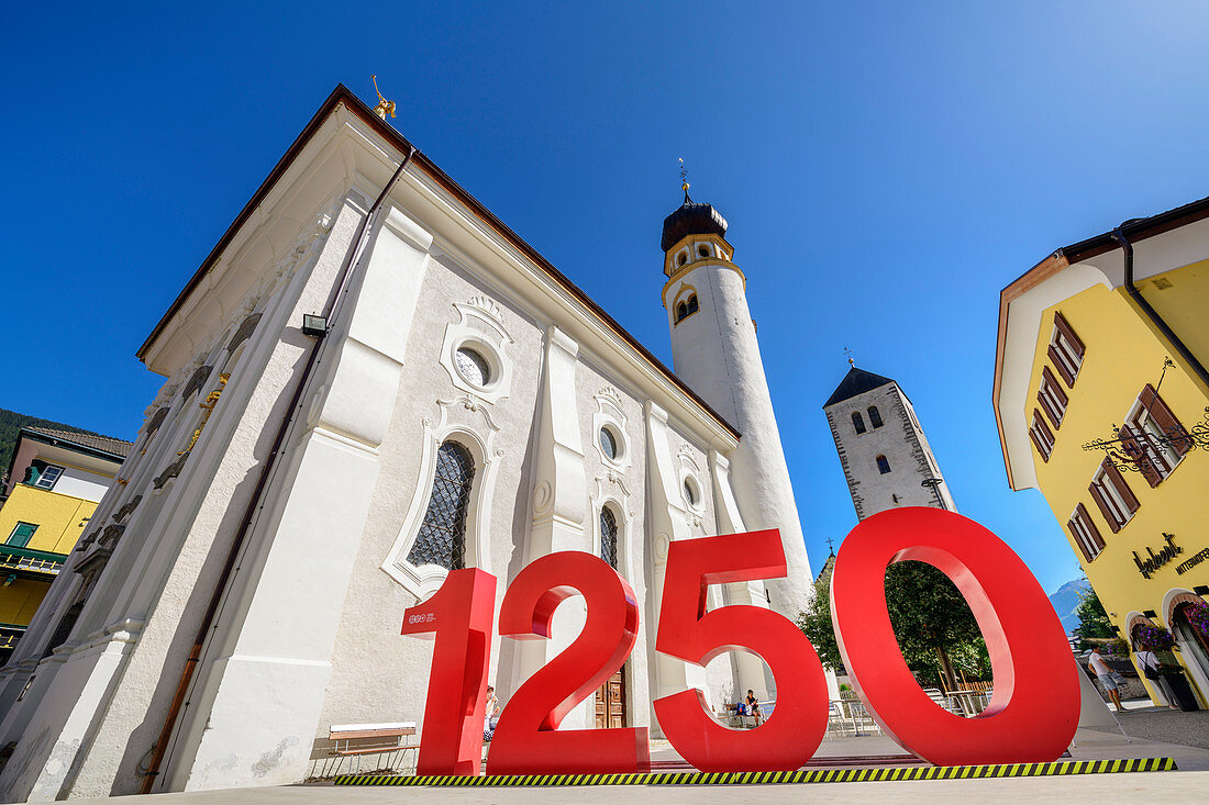 Jubiläumsschmuck für 1250 Jahre Innichen vor Stiftskirche, Innichen, Pustertal, Dolomiten, Südtirol, Italien