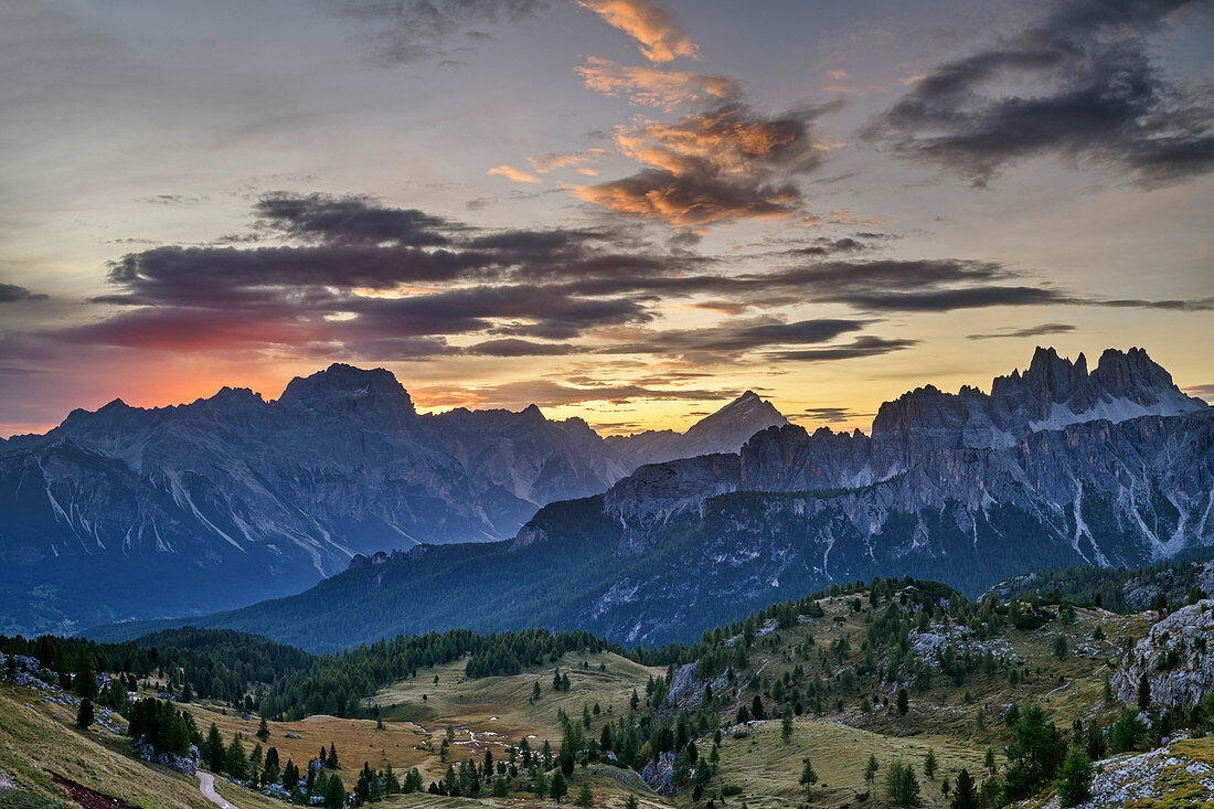 Wolkenstimmung über Sorapis, Antelao und Croda da Lago, Cinque Torri, Dolomiten, UNESCO Welterbe Dolomiten, Venetien, Italien