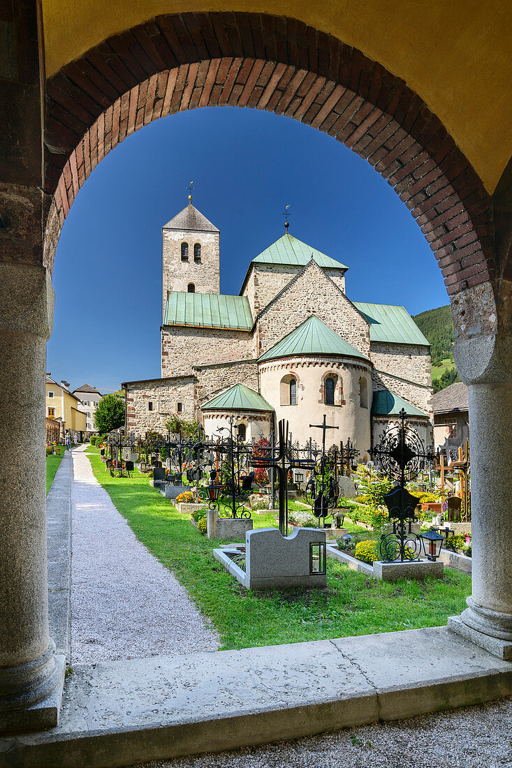 Grabkreuze im Friedhof mit Stiftskirche Innichen, Innichen, Pustertal, Dolomiten, Südtirol, Italien