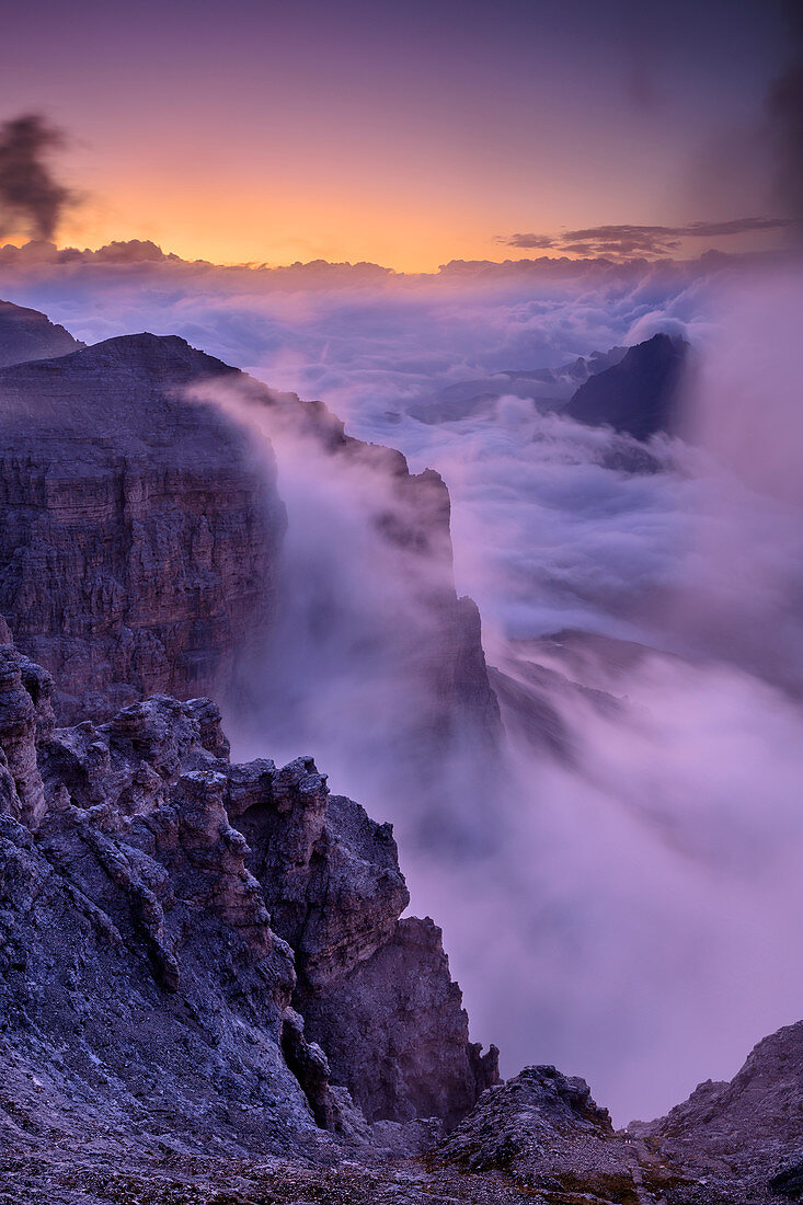 Morgendämmerung mit Nebelstimmung an der Sella, Sass Pordoi, Sellagruppe, Sella, Dolomiten, UNESCO Welterbe Dolomiten, Südtirol, Italien