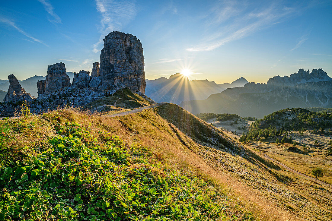 Bergwiese mit Sonnenaufgang über Cinque Torri, Sorapis und Croda da Lago, Cinque Torri, Dolomiten, UNESCO Welterbe Dolomiten, Venetien, Italien