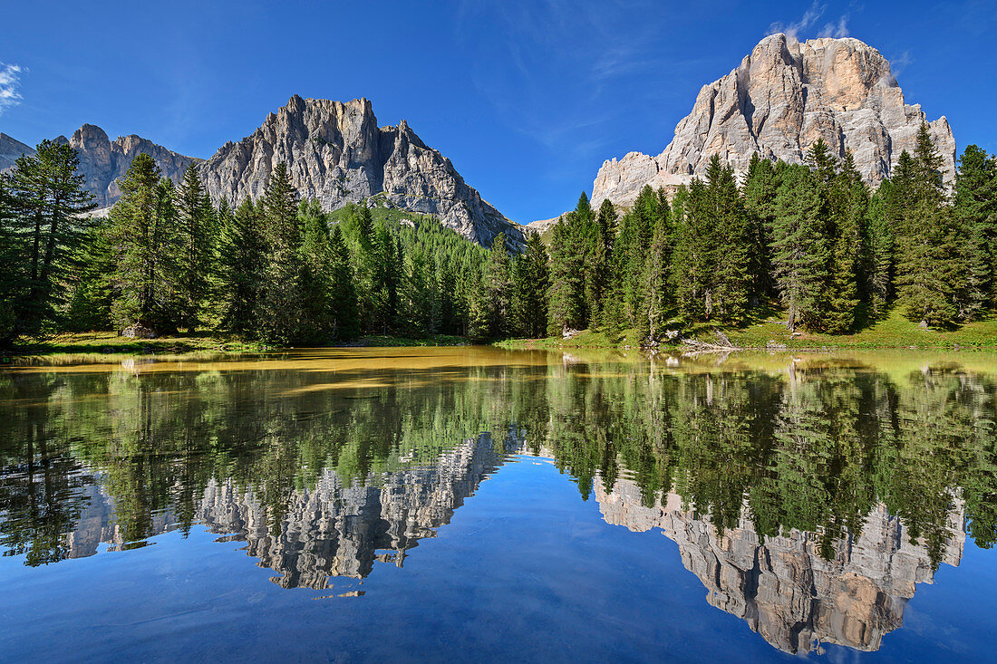 Felswände der Tofanen spiegeln sich in Bergsee, Tofana, Dolomiten, UNESCO Welterbe Dolomiten, Venetien, Italien