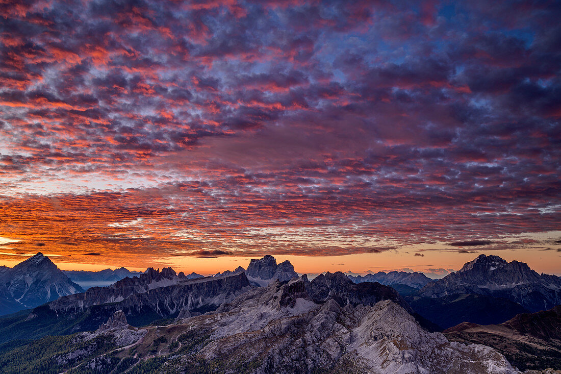 Rot glühende Wolken über Antelao, Croda da Lago, Monte Pelmo und Civetta, Dolomiten, UNESCO Welterbe Dolomiten, Venetien, Italien