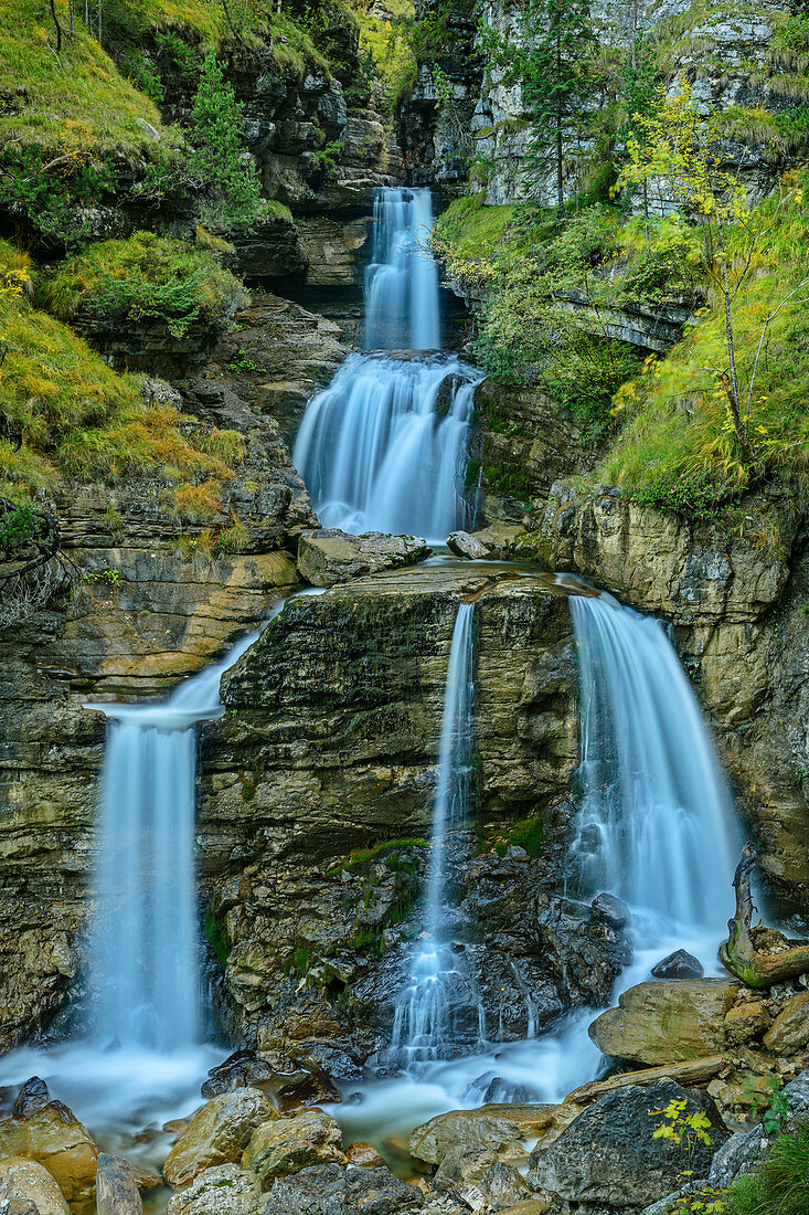 Wasserfall mit Herbstlaub, Kuhfluchtfälle, Estergebirge, Bayerische Alpen, Oberbayern, Bayern, Deutschland
